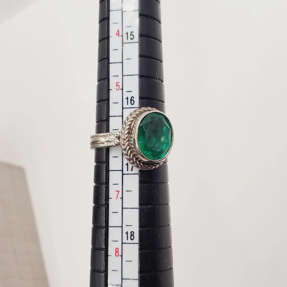 Oval Emerald Green Quartz & 925 Sterling Silver Bezel Set - Rope Design Ring